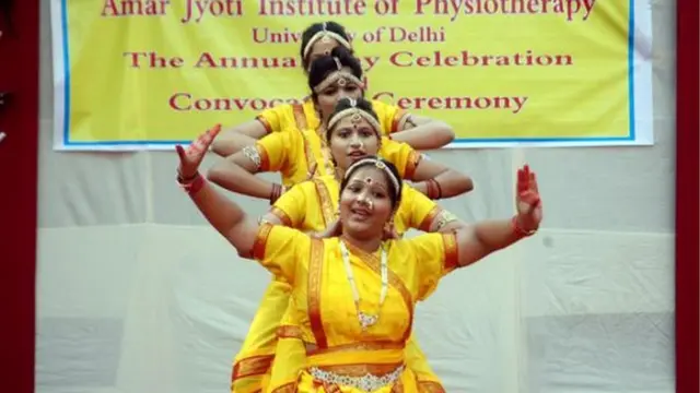 अमर ज्योति में नाचती हुई लड़कियों का फ़ोटो