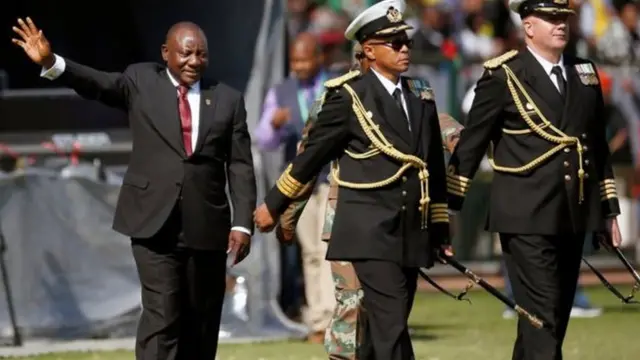 Perezida Ramaphosa asuhuza imbaga nyuma yo kurahizwa