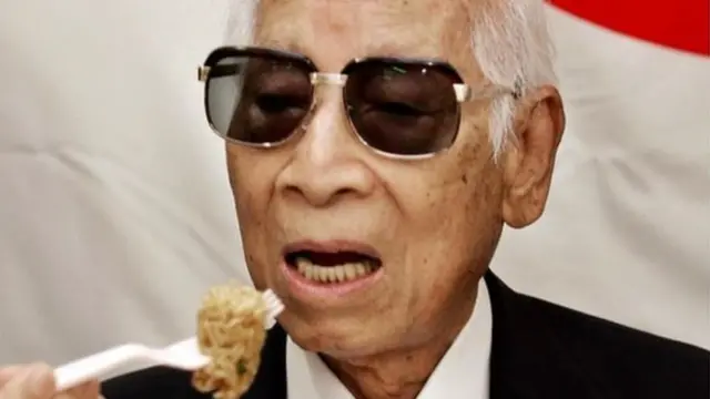 Momofuku Ando comendo macarrão instantâneo