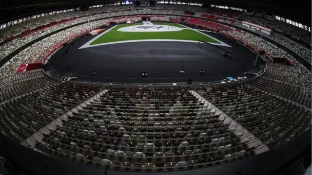 ਸਮਾਪਤੀ ਸਮਾਰੋਹ ਤੋਂ ਪਹਿਲਾਂ ਸਟੇਡੀਅਮ ਵਿੱਚ ਖਾਲੀ ਪਈਆਂ ਕੁਰਸੀਆਂ