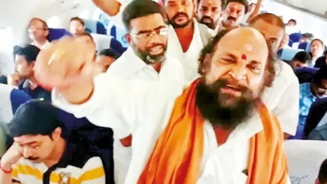 'கொடி... கோஷம்: நடுவானில் விமானத்துக்குள் ஆர்ப்பாட்டம்'