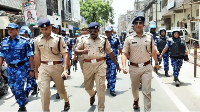 हिंसा प्रभावित इलाक़ो में भारी पुलिस बल तैनात है