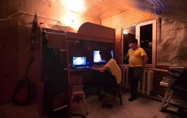 తన మిత్రులతో వీడియో గేమ్ ఆడుతున్న అయాల్