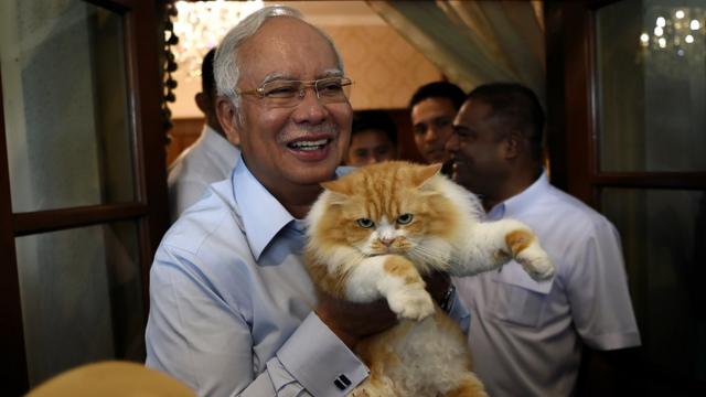 马来西亚总理纳吉布和爱猫奇奇。
