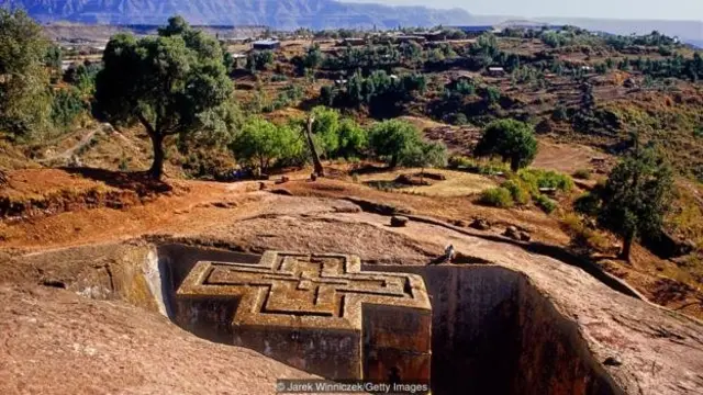 کلیسای بیت جرجیس به شکل یک صلیب قبطی ساخته شده است