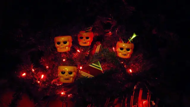 Елочные игрушки в виде черепов