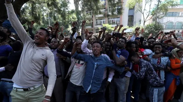 Manifestantes favoráveis a Jawar Mohammed expressam apoio do lado de fora de sua casa na capital, Addis Abeba
