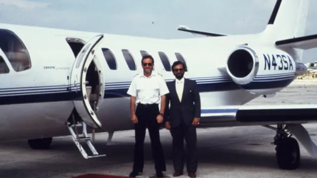 Robert Mazur (izq.), durante un operativo encubierto, a finales de los 80.