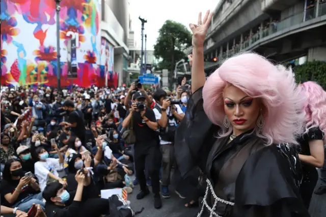 กลุ่ม "แดรกควีน" มาร่วมชุมนุมขับไล่นายกฯ ที่แยกราชประสงค์วันที่ 25 ต.ค.