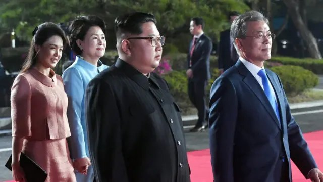Kim Jong-un dan Moon Jae-in bersama istri masing-masing