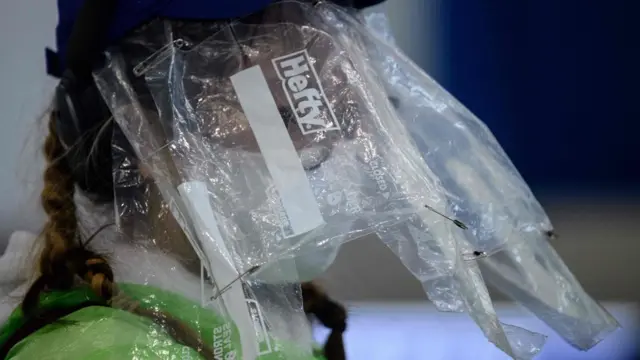 近期乘坐飞机抵达香港的人士都用尽方法防疫。