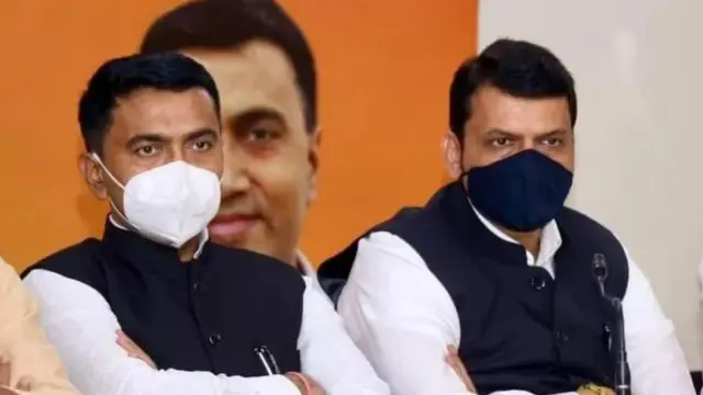गोव्याचे मुख्यमंत्री प्रमोद सावंत आणि भाजप नेते देवेंद्र फडणवीस