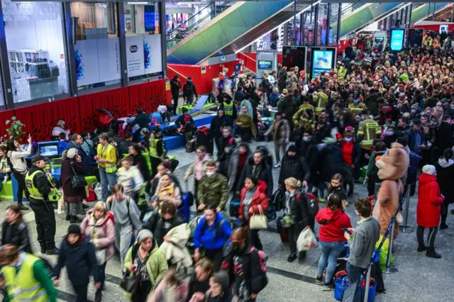 ইউক্রেন সীমান্তের দেশ পোল্যান্ডে আশ্রয় নেয়া শরণার্থীদের এখন মানবিক ট্রেনে করে বিভিন্ন স্থানে সরিয়ে নেয়া হচ্ছে। এই মানুষগুলো উঠবেন জার্মানির বার্লিনগামী মানবিক ট্রেনে।