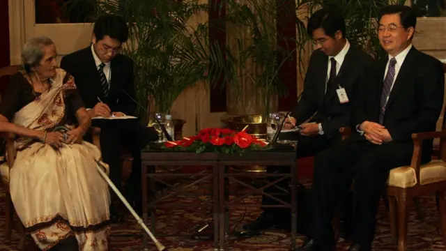 ચીનના પ્રમુખ હુ જિન્તાહો ડૉ. કોટણીસના બહેન મનોરમાને 2006માં મળ્યા હતા તે તસવીર