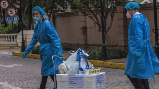 被封鎖的上海居民不能自己購買食物,必須等待官方運送物資