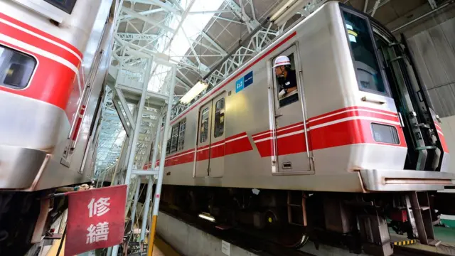 టోక్యో సబ్‌వే‌కు చెందిన మెట్రో రైలు చోదకుడు