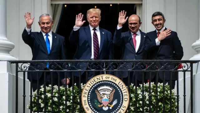 وزيرا الخارجية الإماراتي والبحريني مع الرئيس الأمريكي ورئيس الوزراء الإسرائيلي في البيت الأبيض خلال الاحتفال بتوقيع اتفاقيات التطبيع