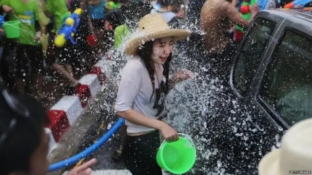 ઉત્સવમાં ભાગ લેતી એક યુવતી