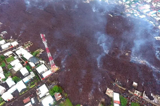 لقطة من الجو لتدفق الحمم خلال ثوران بركان ماونت نييراغونغو الواقع على بعد 10 كيلومترات عن مدينة غوما في جمهورية الكونغو الديمقراطية.