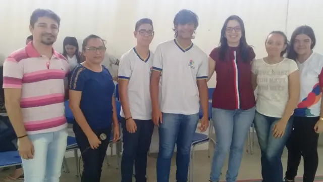 A coordenadora pedagógica Nadi Pereira Mendes (de azul) ao ladocaca níqueis onlinealunos e professores