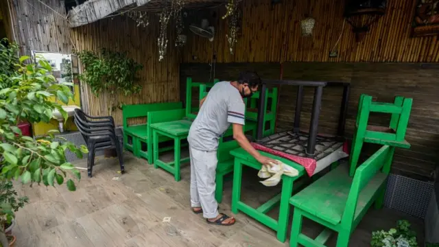 Un restaurant se prépare à rouvrir après le confinement en Inde
