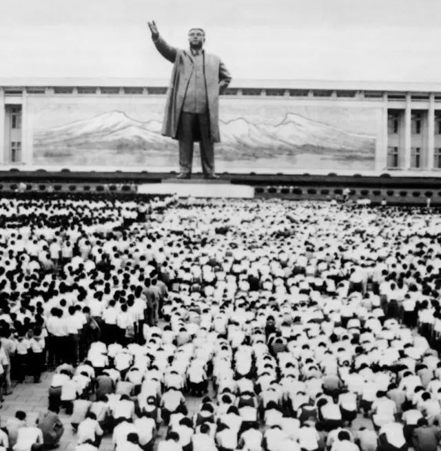 પ્યોંગયાંગના ગાંધીવાદી નેતા ચો મન સિક અહિંસાના સિદ્ધાંતના આધારે જાપાન વિરૂદ્ધ આંદોલન ચલાવી રહ્યા હતા, પરંતુ હવે પ્યોંગયાંગને દુનિયામાં સરમુખત્યારશાહીનું પ્રતિક માનવામાં આવે છે