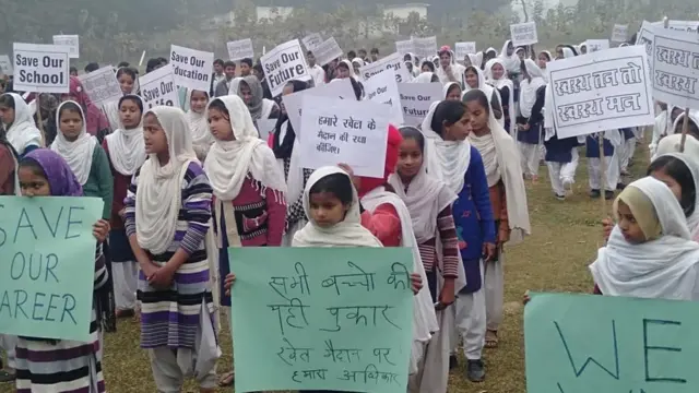 प्रदर्शन करते बच्चे