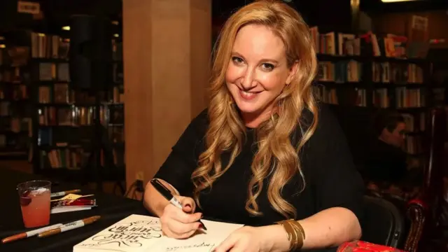 Ли Бардугонинг "Соя ва суяк" (Shadow and Bone) асари Нетфликс сериалига айлантирилган.