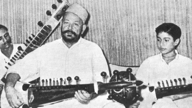 अपने पिता और उस्ताद हाफिज़ अली खान के साथ.