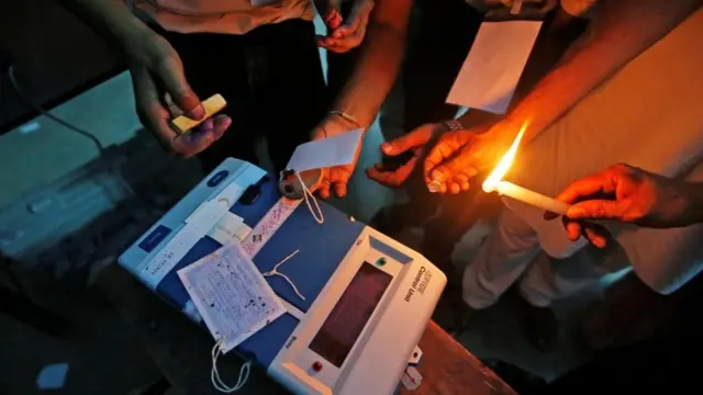 मतदान यन्त्रमा लाहाछापा लगाइंदै