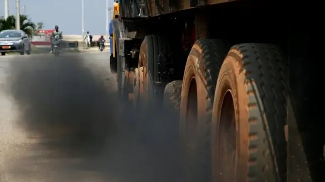 धुंआ छोड़ता ट्रक