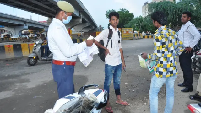 হেলমেট না-পরে স্কুটার চালানোর অপরাধে মোটা জরিমানা হচ্ছে গাজিয়াবাদে দুই তরুণের