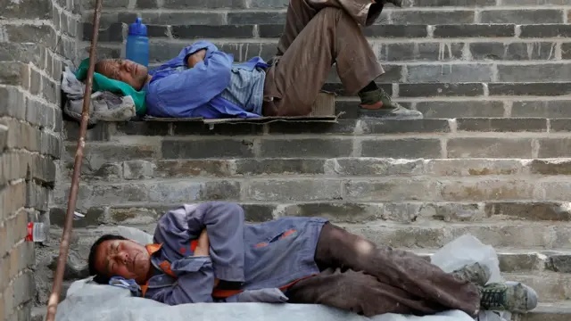 کارگرها مشغول استراحت هستند