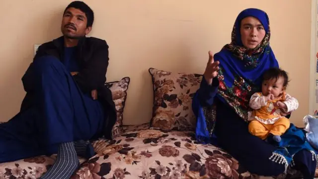 Jahantab Ahmadi, ici à son domicile, avec son mari et sa fille avec laquelle elle a passé son examen.