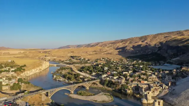 Foto aéreajogo de cassino que paga de verdadeHasankeyf, mostrando suas construções antigas e rio