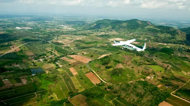 Летчики идут на грозу, заставляя ее проливаться дождем