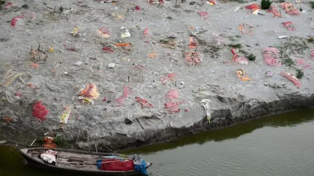 এলাহাবাদের কাছে গঙ্গাতীরে অগভীর গর্ত খুঁড়েই বহু কোভিড রোগীকে মাটিচাপা দেওয়া হয়েছে