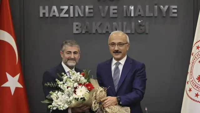 Dolar/TL kuru son haftalarda sürekli rekor kırsa da Cumhurbaşkanı Recep Tayyip Erdoğan düşük faiz politikasında ısrarlı, kendi ifadesiyle "Ekonomik Kurtuluş Savaşı"nı sürdürmekte kararlı. Peki Erdoğan neden ekonomistlerin daha çok enflasyon, yüksek işsizlik ve yoksulluğa yol açacağı uyarısında bulunmasına rağmen politikalarını sürdürmekte ısrar ediyor?