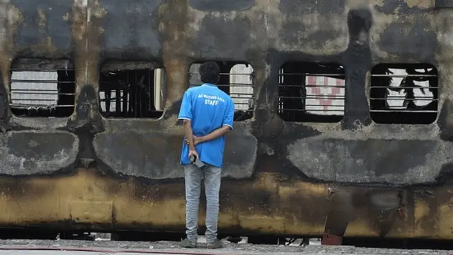 నిరసనకారులు నిప్పంటించడంతో కాలిన రైలు బోగీ