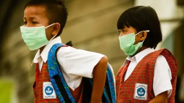 இந்தோனீசிய காட்டுத்தீயால் மலேசியாவில் புகைமூட்டம்: 2,000 பள்ளிகள் மூடல்