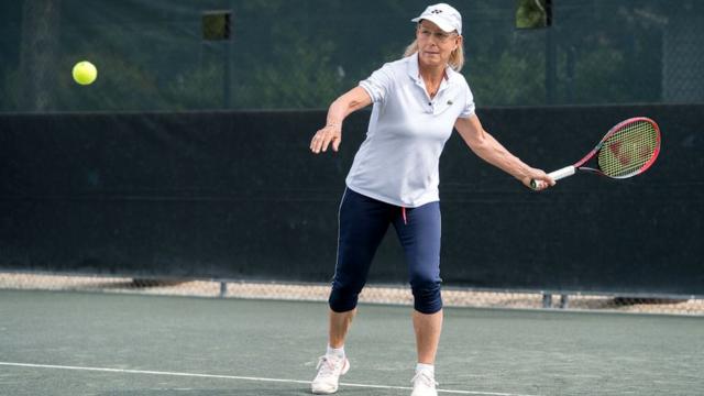 Martina Navratilova participa en un torneo en los Hampton, Estados Unidos.