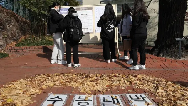 수능 시험실 배치표 확인하는 학생들