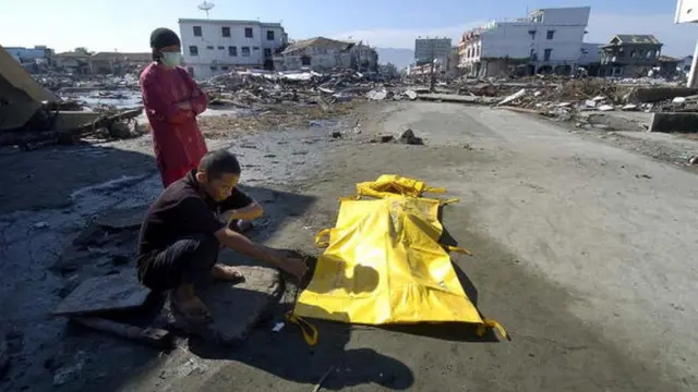 2004 - இல் உலகையே புரட்டிப்போட்ட சுனாமி