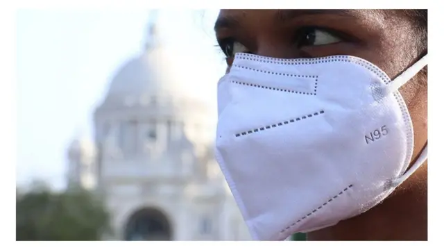 কলকাতায় রাস্তায় মাস্ক মুখে একজন পধচারী