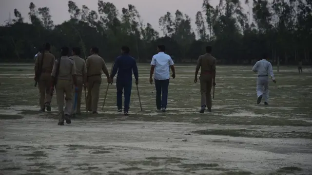 13 टीमें कुत्तों की तलाश कर रहीं हैं