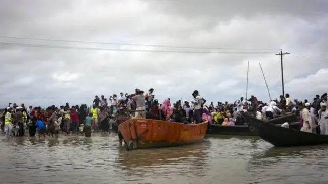 Yüz minlərlə Rohinca müsəlmanları ölkəni tərk edib.