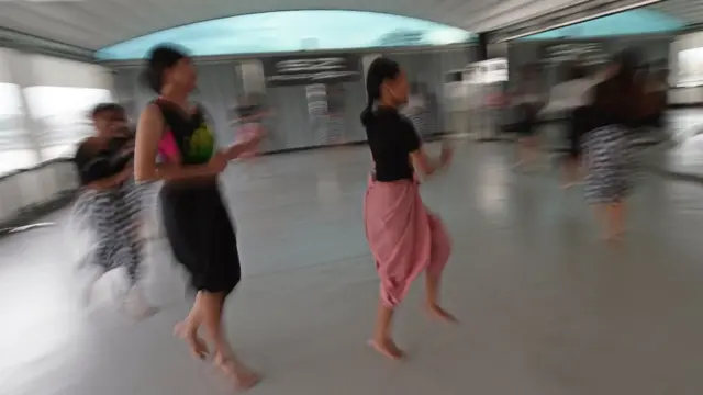 ขณะที่ Thai Folks คือการนำเอาศิลปะการรำพื้นบ้านจาก 4 ภาคของไทย มาใส่จังหวะที่เพิ่มขึ้น เพื่อให้ผู้เล่นได้ออกกำลังกาย