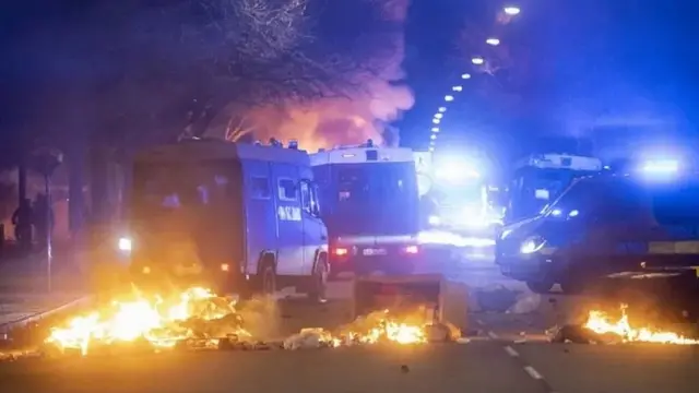 সুইডেনে মুসলিমদের পবিত্র ধর্মগ্রন্থ কোরআন পুড়িয়েছে এমন একটি কট্টর দক্ষিণপন্থী সংগঠনের বিরুদ্ধে পর পর তৃতীয় রাত বিক্ষোভ হয় অনেক শহরে