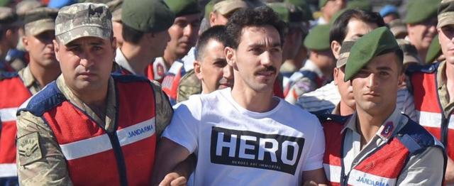 Gökhan Güçlü 13 Temmuz'daki duruşmaya Hero tişörtüyle gelirken
