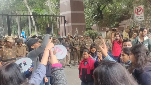 வழியெங்கும் தடுப்பு அரண்கள்